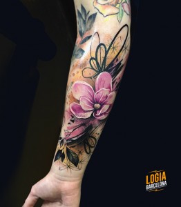 tatuaje-brazo-flor-trazo-color-logia-barcelona-damsceno 